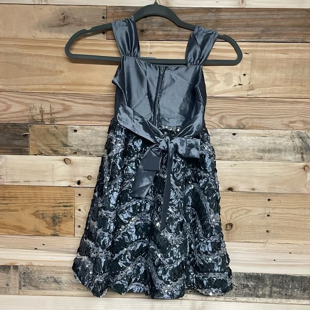 Rare Editions size 7 sleeveless elegant dress with bow detail and sequins